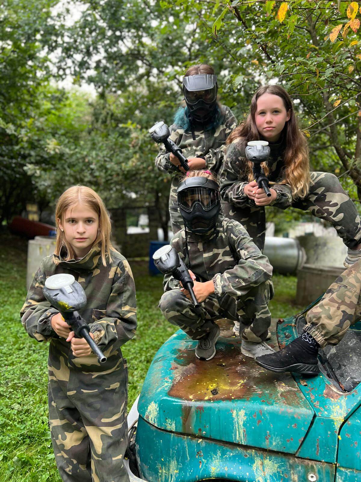 Dzieci na paintballu