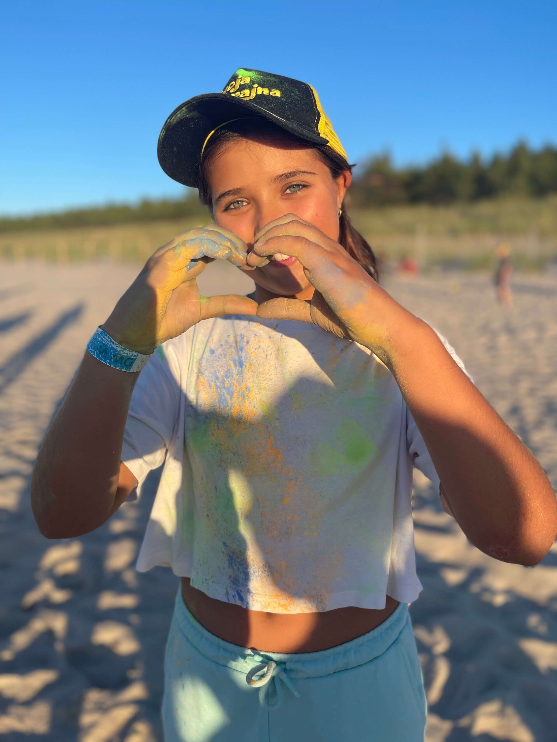 Serce z dłoni na plaży Twoja Ferajna